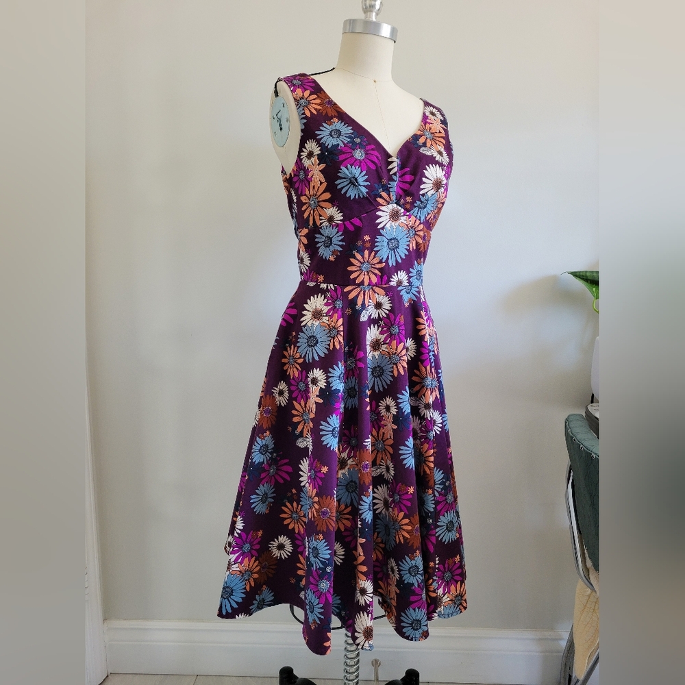 Printed floral sleeveless dress with pleated skirt v-neck